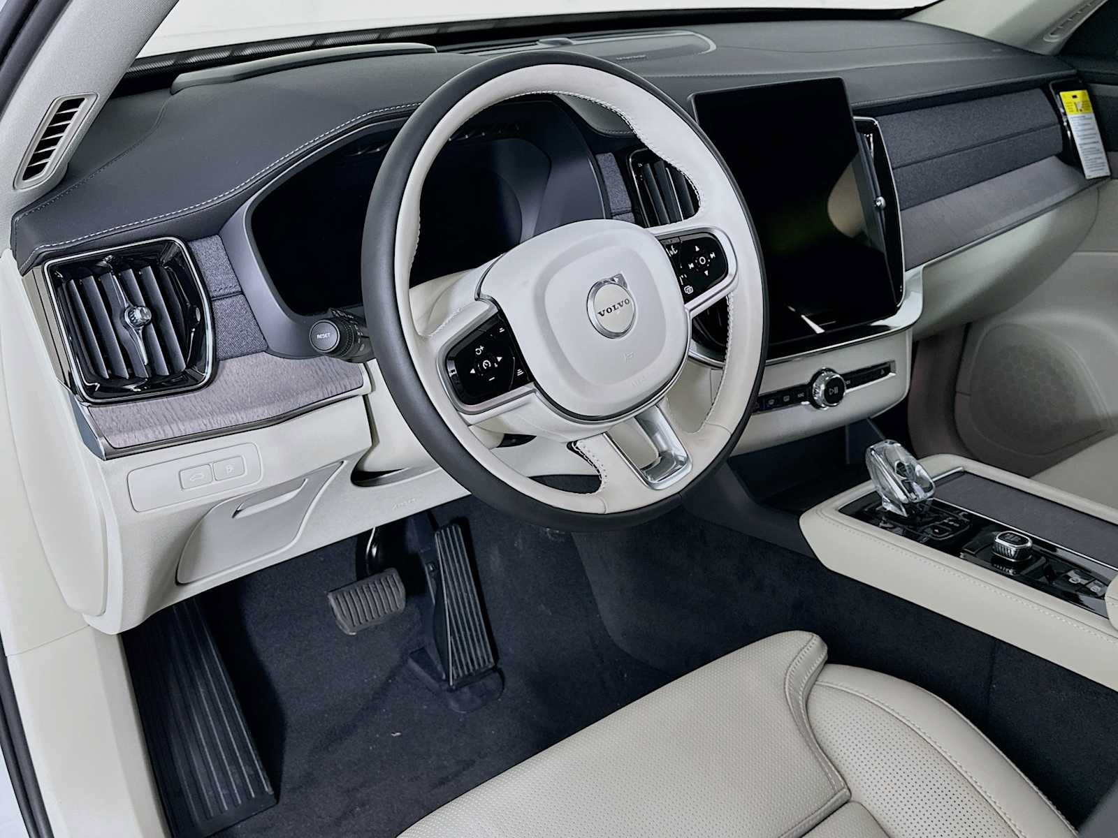 New 2026 Volvo XC90 T8 Ultra w/ Protection Package Premier AWD/4WD image 9