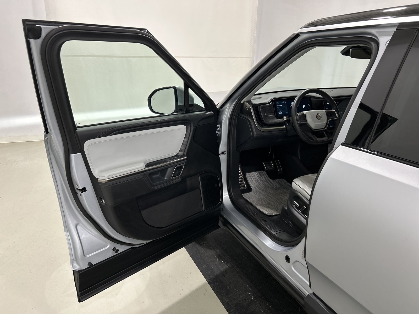 Used 2024 Rivian R1S Adventure AWD/4WD image 16