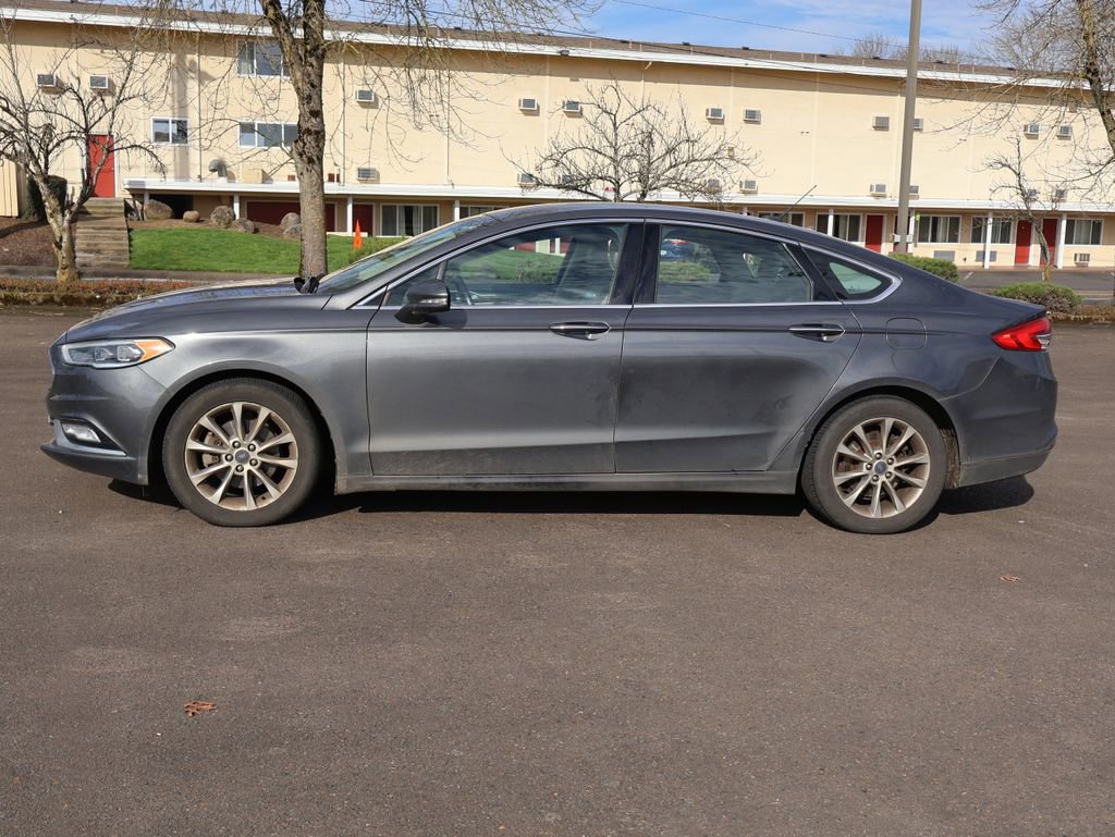 Used 2017 Ford Fusion SE image 3