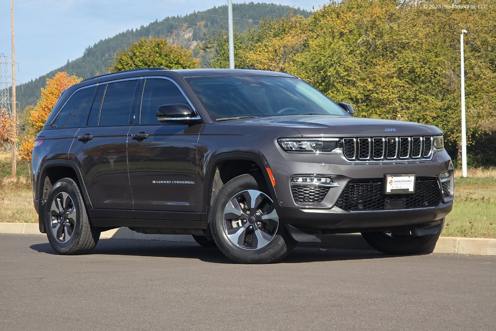 Used 2022 Jeep Grand Cherokee Limited 4xe w/ Luxury Tech Group II AWD/4WD image 1