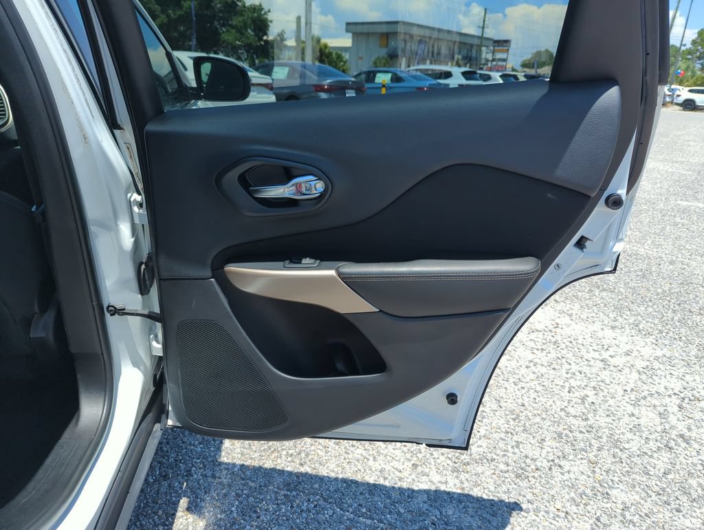 Used 2017 Jeep Cherokee Latitude FWD image 30