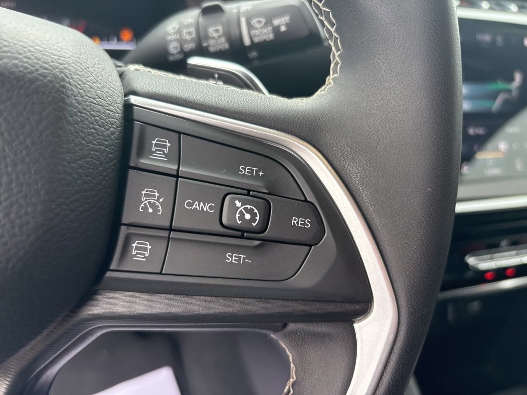 Used 2023 Jeep Grand Cherokee Laredo AWD/4WD image 19