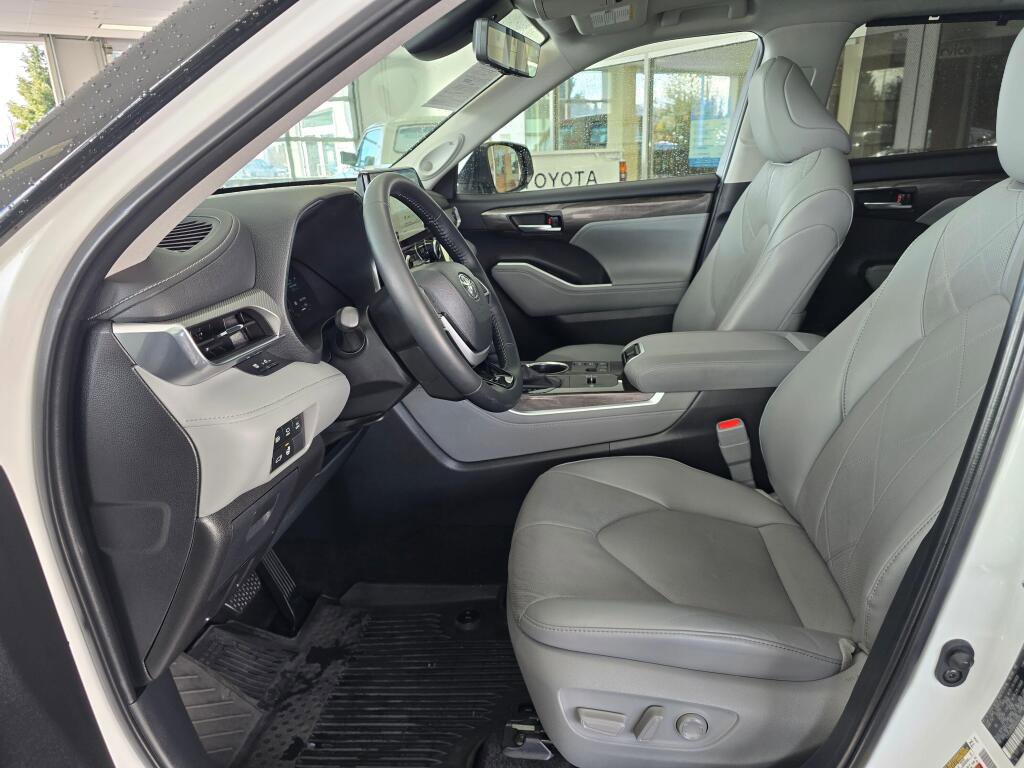 Used 2024 Toyota Highlander Platinum image 22