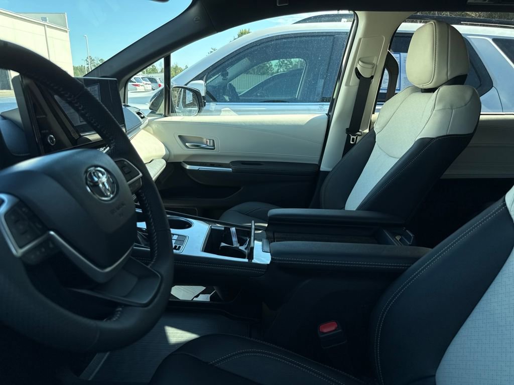 Used 2026 Toyota Sienna Limited image 17