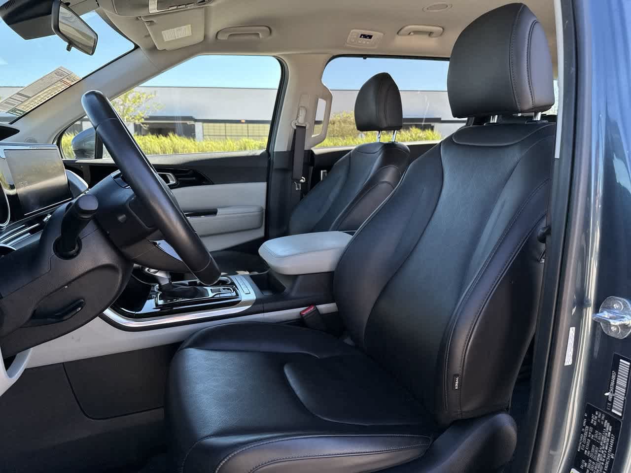 Used 2024 Kia Carnival EX FWD image 16