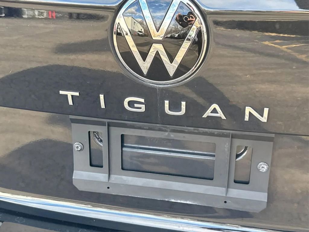 Used 2023 Volkswagen Tiguan SE R-Line image 14