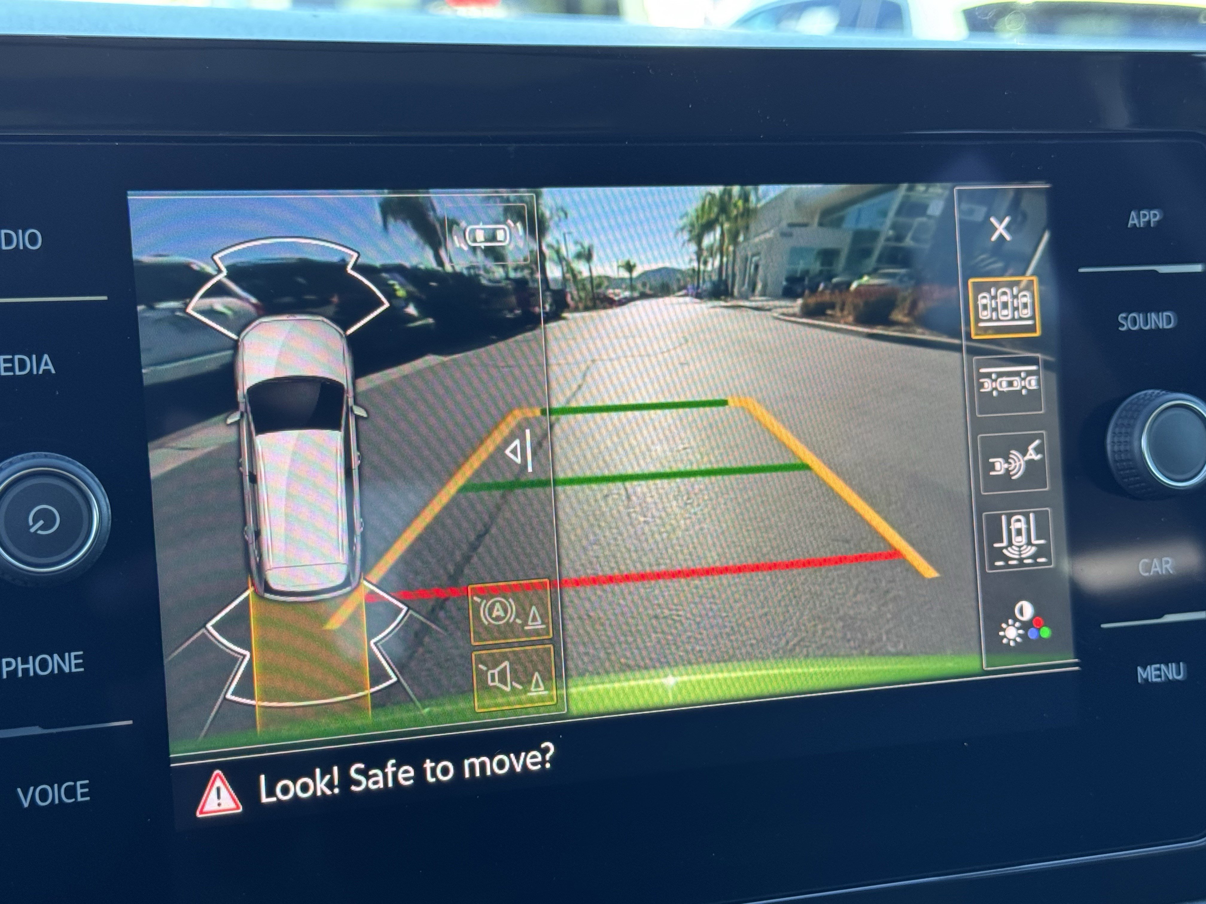 Certified 2025 Volkswagen Taos SE image 27