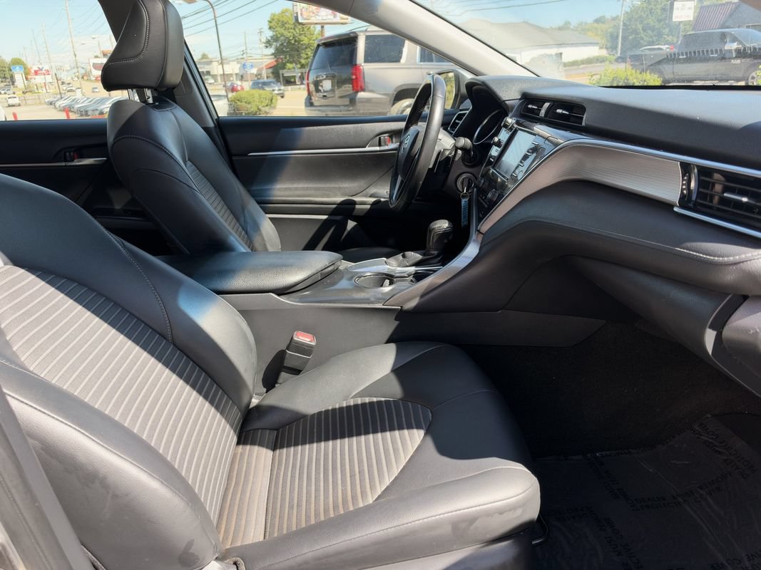 Used 2018 Toyota Camry SE w/ Moonroof Package FWD image 15