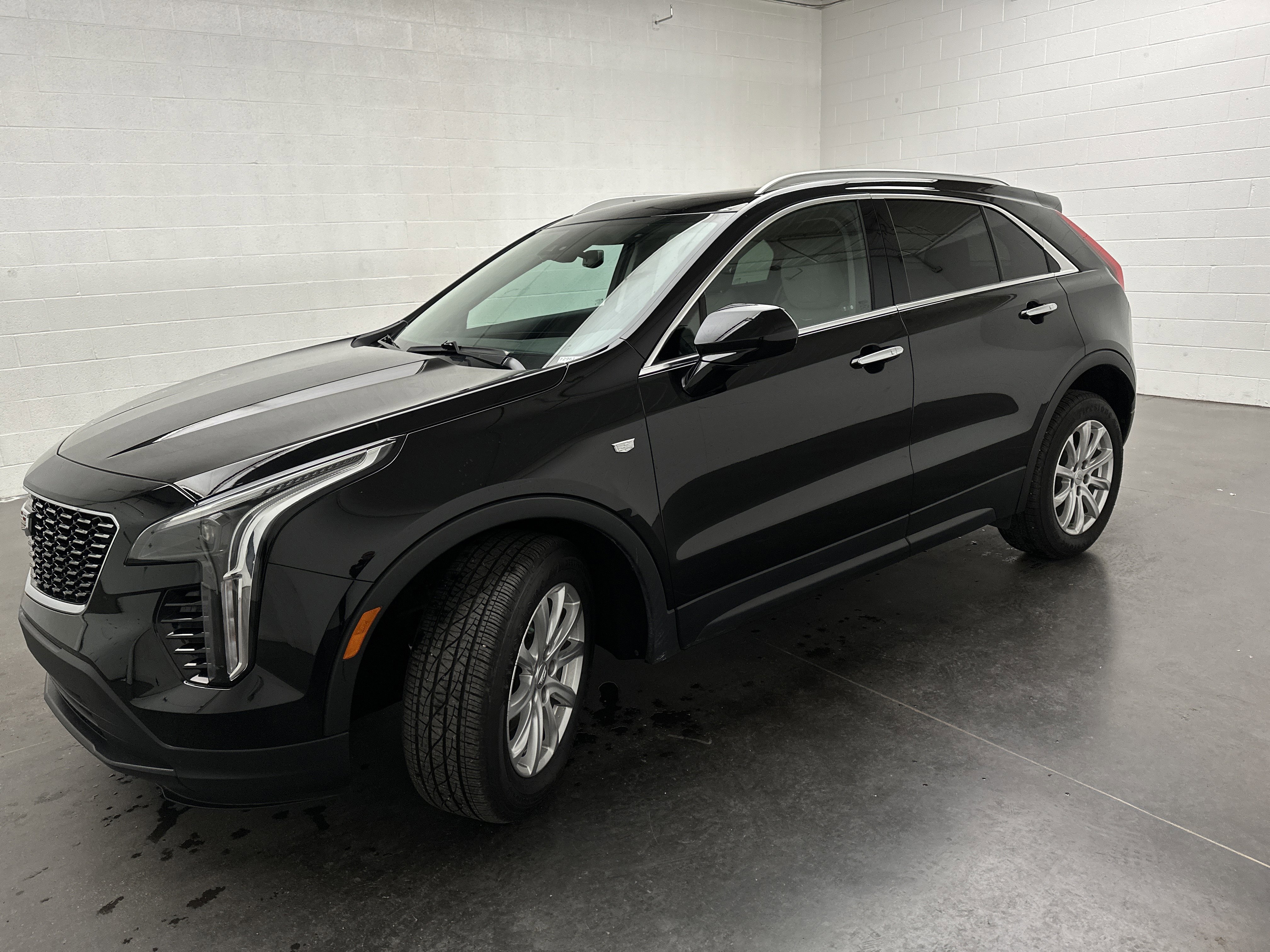Used 2023 Cadillac XT4 Luxury w/ Cold Weather Package image 4