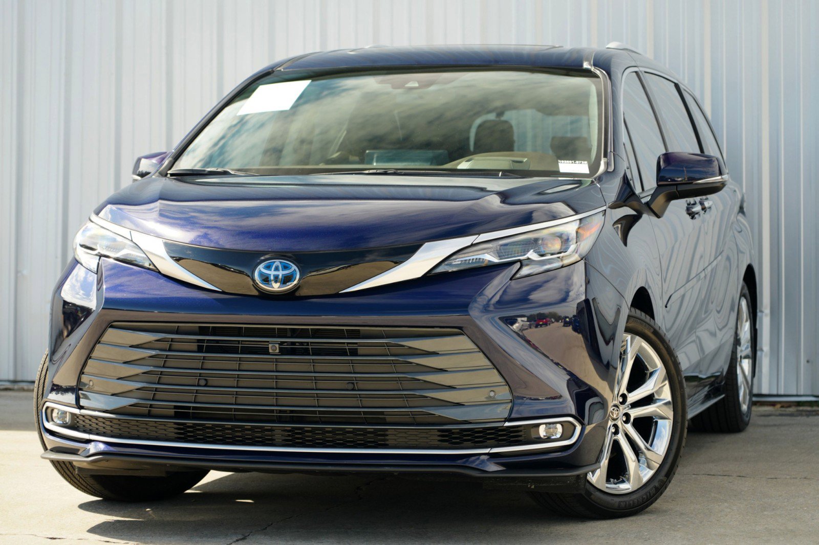 Used 2024 Toyota Sienna Platinum image 3