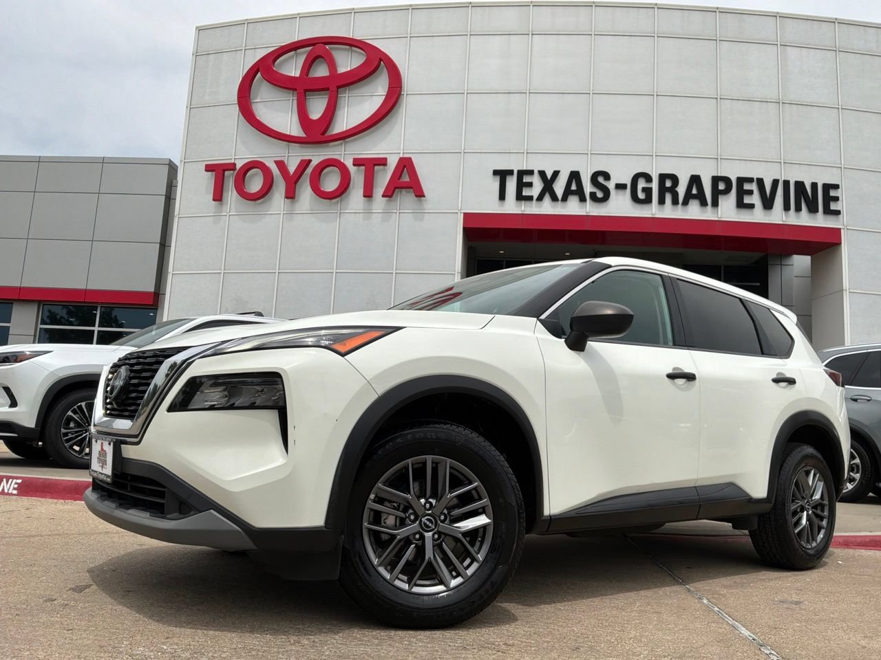 Used 2023 Nissan Rogue S AWD/4WD image 2