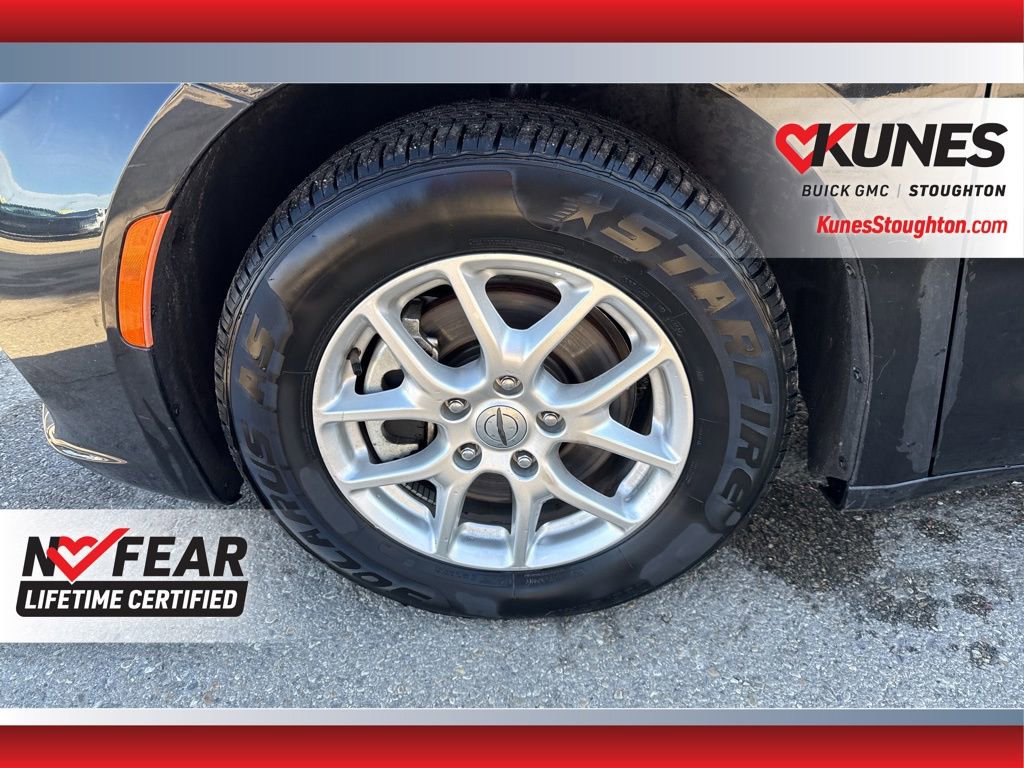 Used 2023 Chrysler Pacifica Touring-L image 16