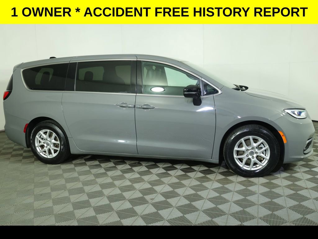 Used 2025 Chrysler Pacifica Select image 2