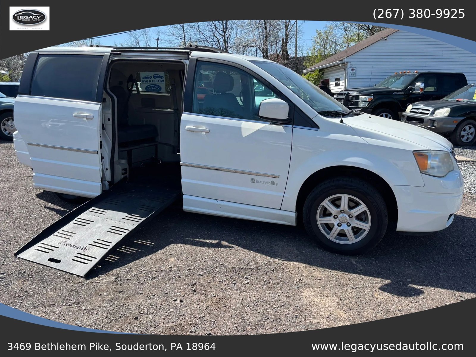 Used 2010 Chrysler Town & Country Touring FWD image 3