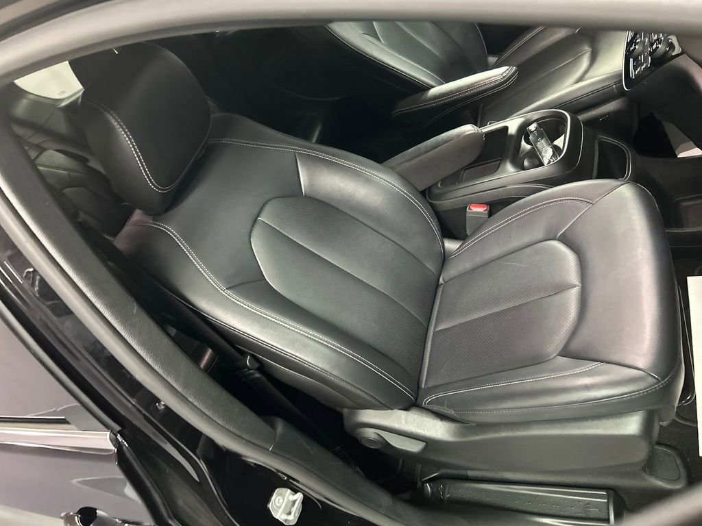 Used 2025 Chrysler Pacifica Select FWD image 26