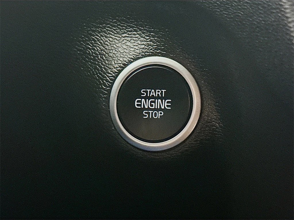 Used 2022 Volvo XC40 T4 Momentum image 27