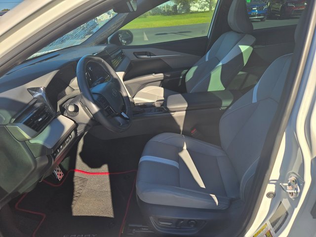 Used 2025 Toyota Camry SE image 6