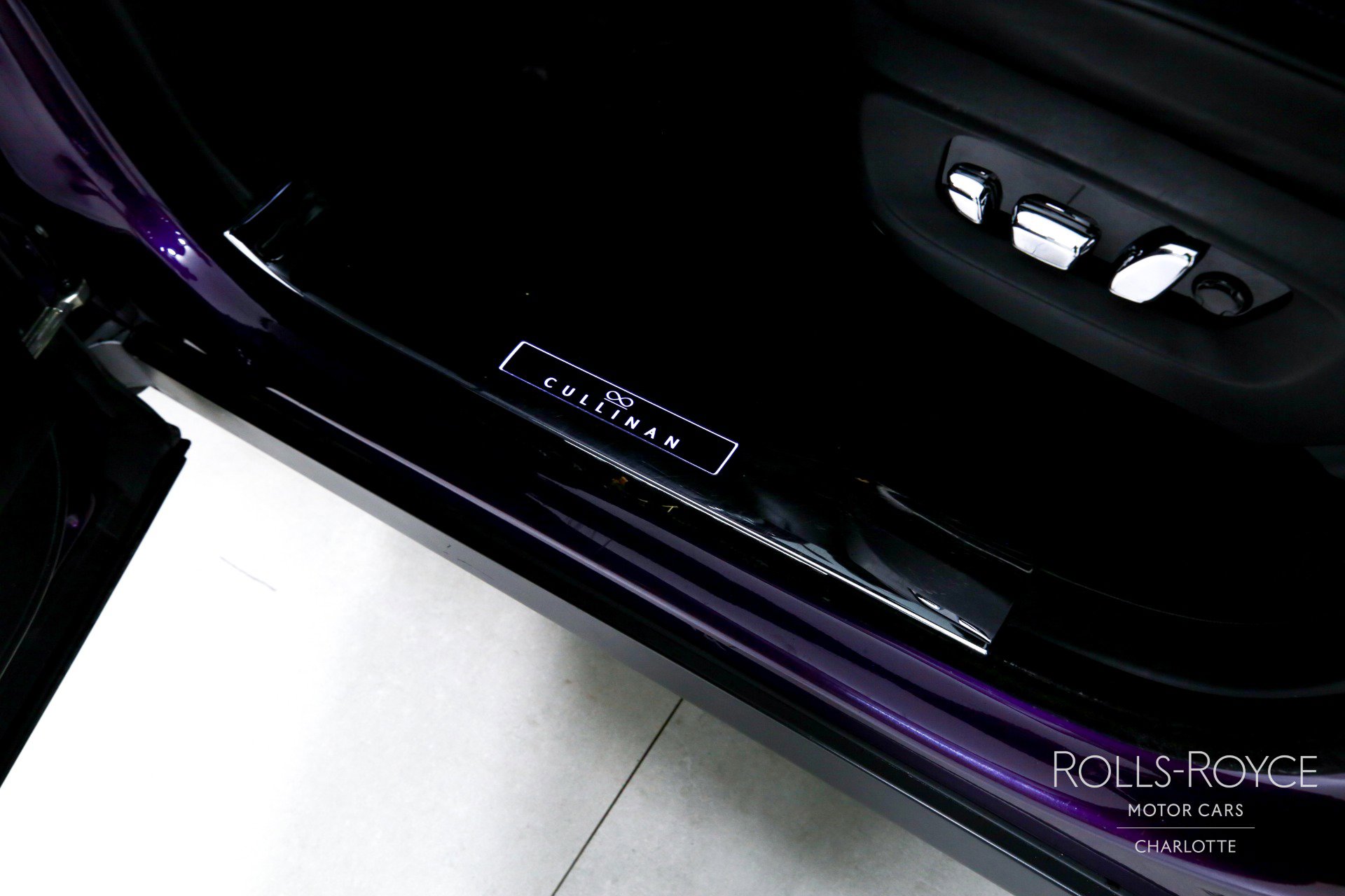 Used 2020 Rolls-Royce Cullinan Black Badge image 17