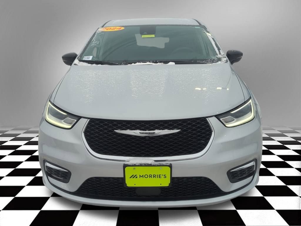 Used 2024 Chrysler Pacifica Touring-L image 4