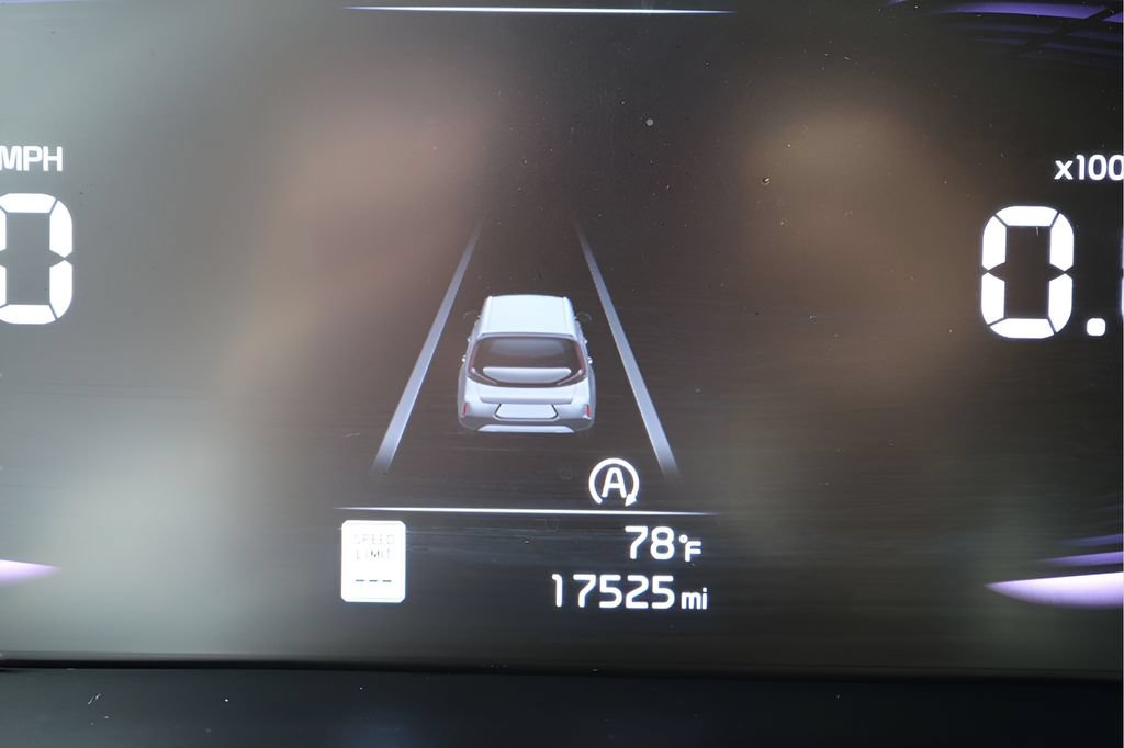 Used 2025 Kia Soul LX w/ LX Technology Package FWD image 26