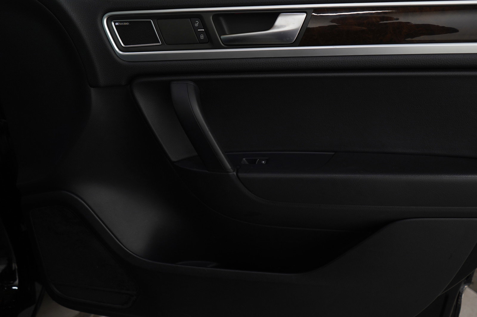 Used 2014 Volkswagen Touareg TDI image 9