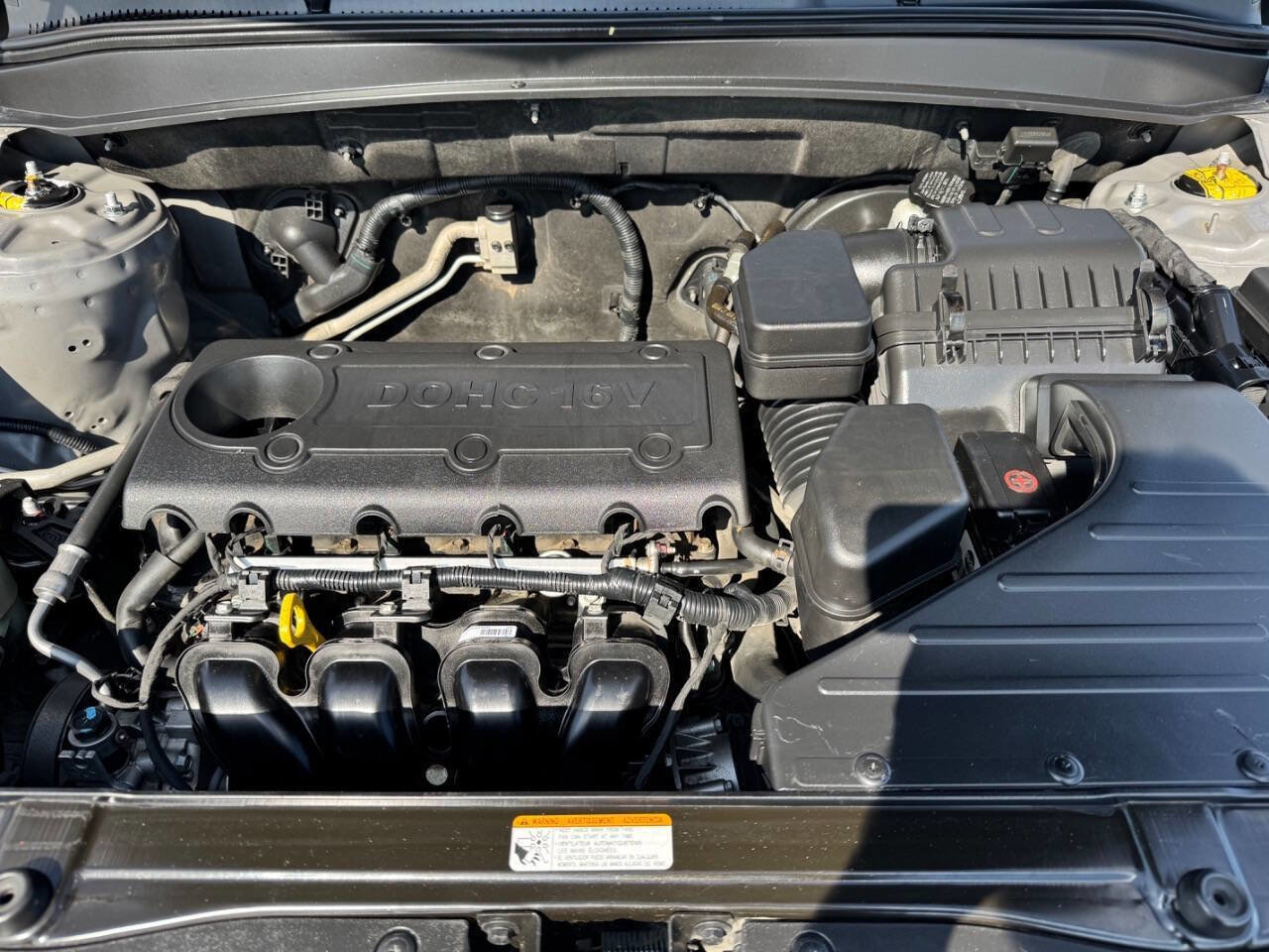Used 2012 Hyundai Santa Fe GLS image 12