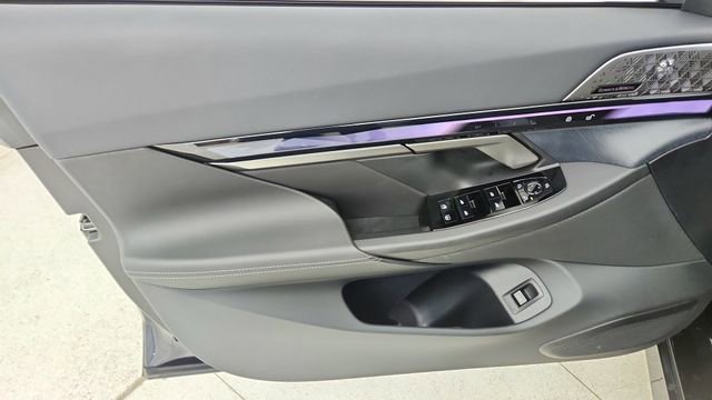 Used 2026 BMW 550e xDrive image 36