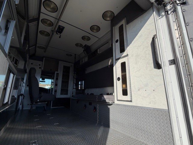 Used 2003 Ford E-450 and Econoline 450 image 20