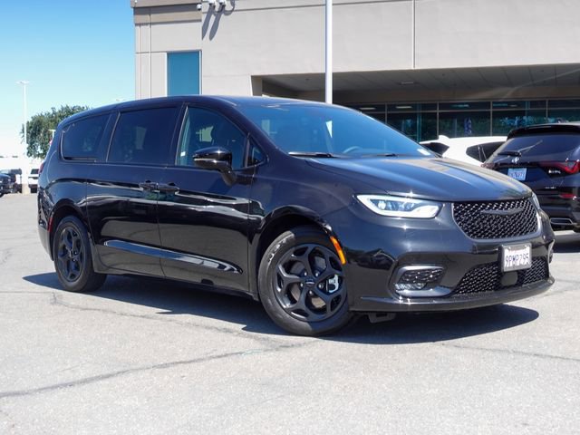 Used 2023 Chrysler Pacifica Limited w/ Uconnect Theater Family Group FWD image 5