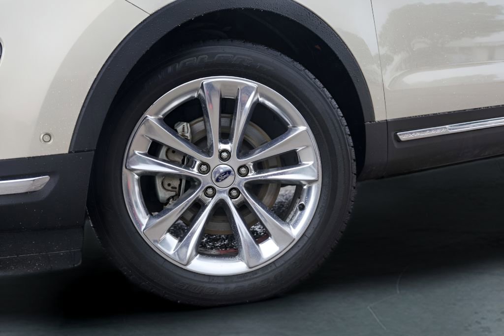 Used 2018 Ford Explorer Limited w/ Equipment Group 301A FWD image 4