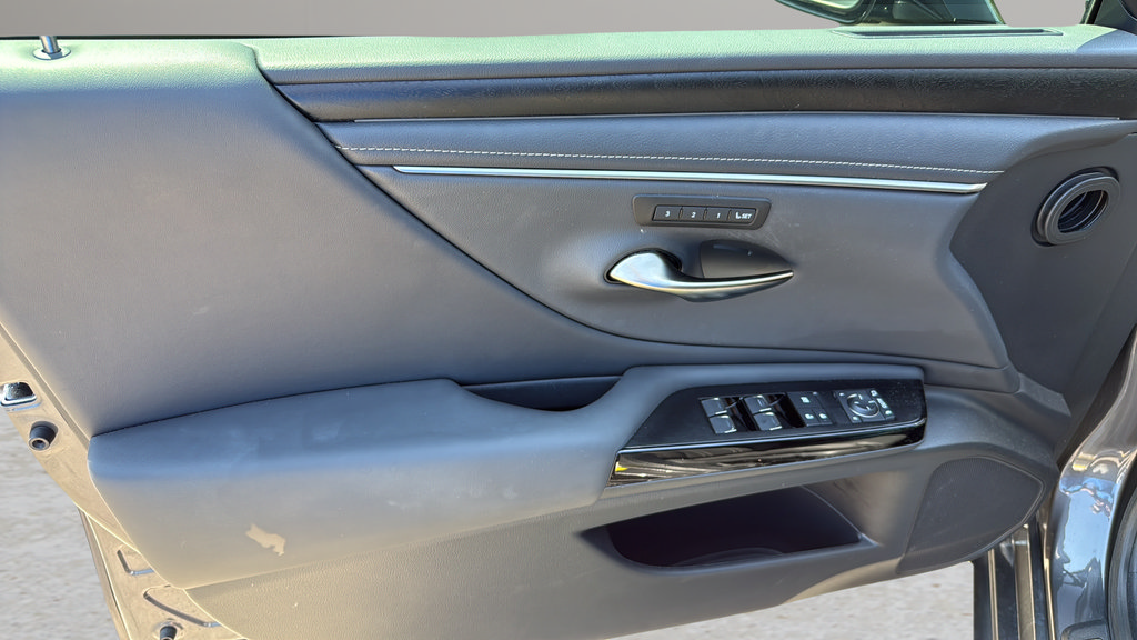Used 2024 Lexus ES 300h w/ Technology Package FWD image 10