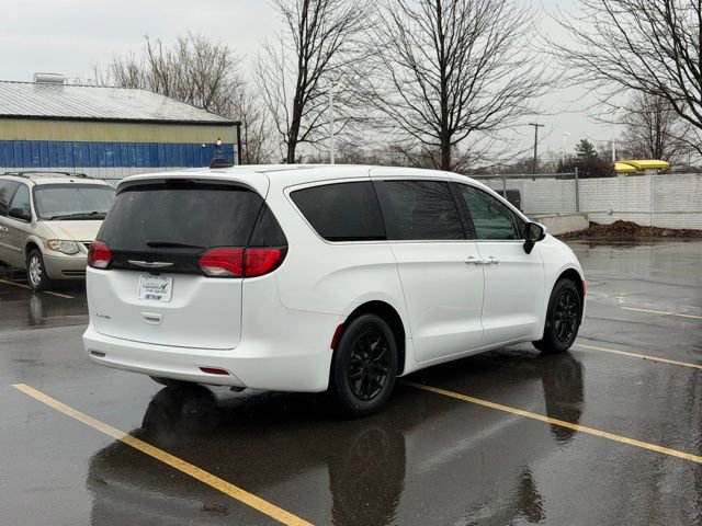 Certified 2023 Chrysler Voyager LX FWD image 4
