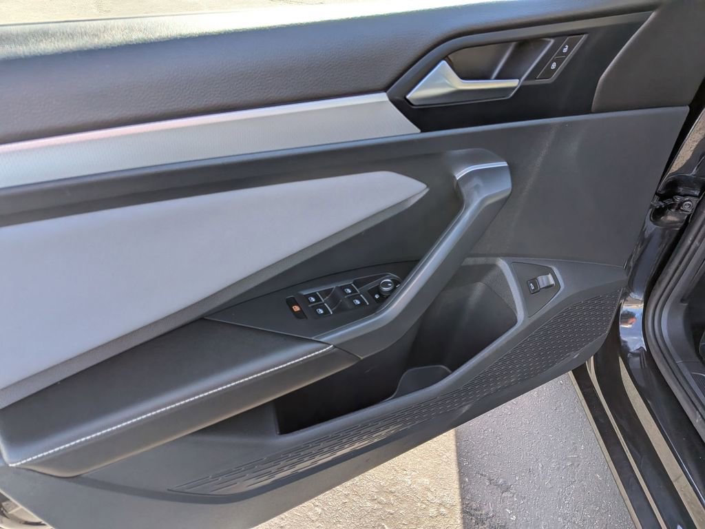 Used 2025 Volkswagen Jetta SE image 11