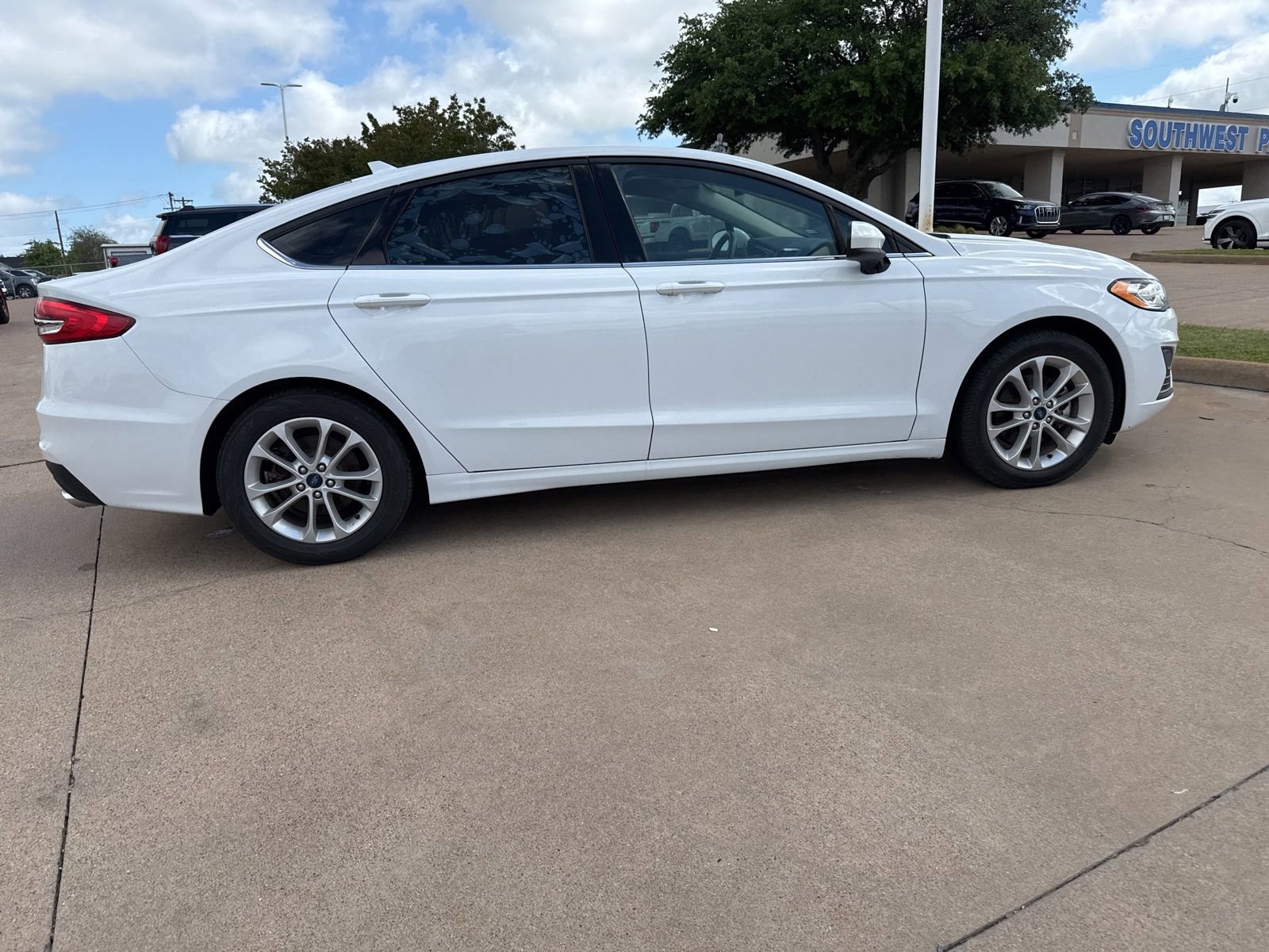 Used 2019 Ford Fusion SE image 8