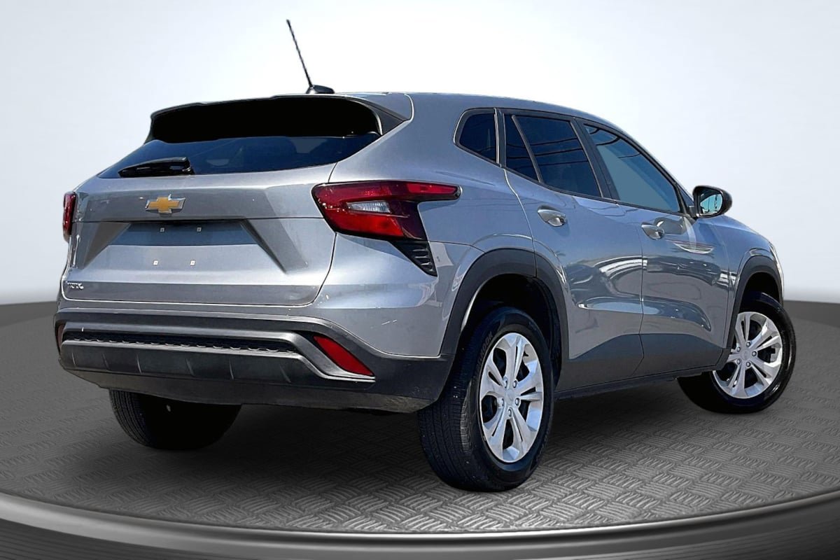 Used 2025 Chevrolet Trax LS FWD image 13