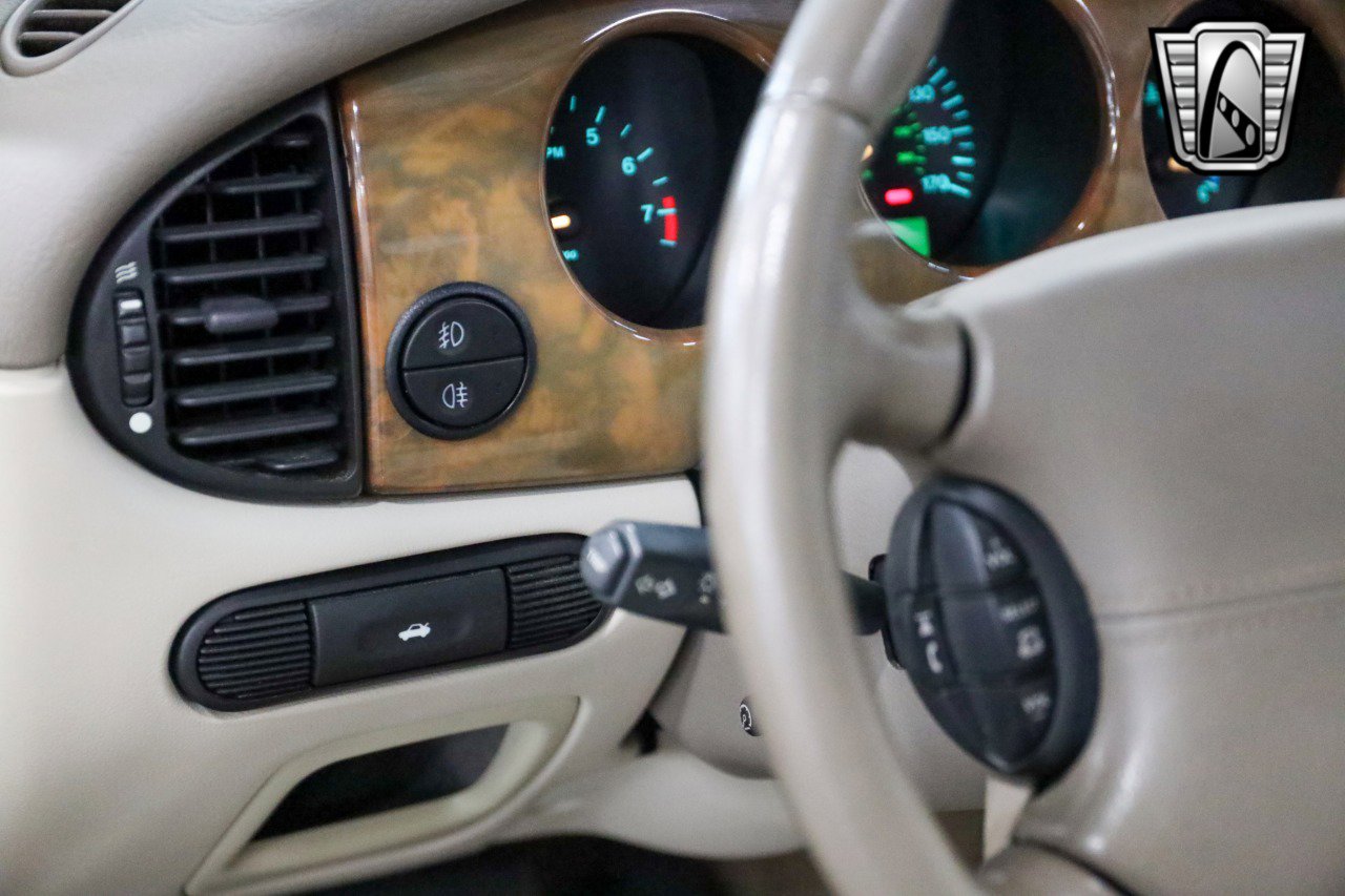 Used 2001 Jaguar XJ8 image 19