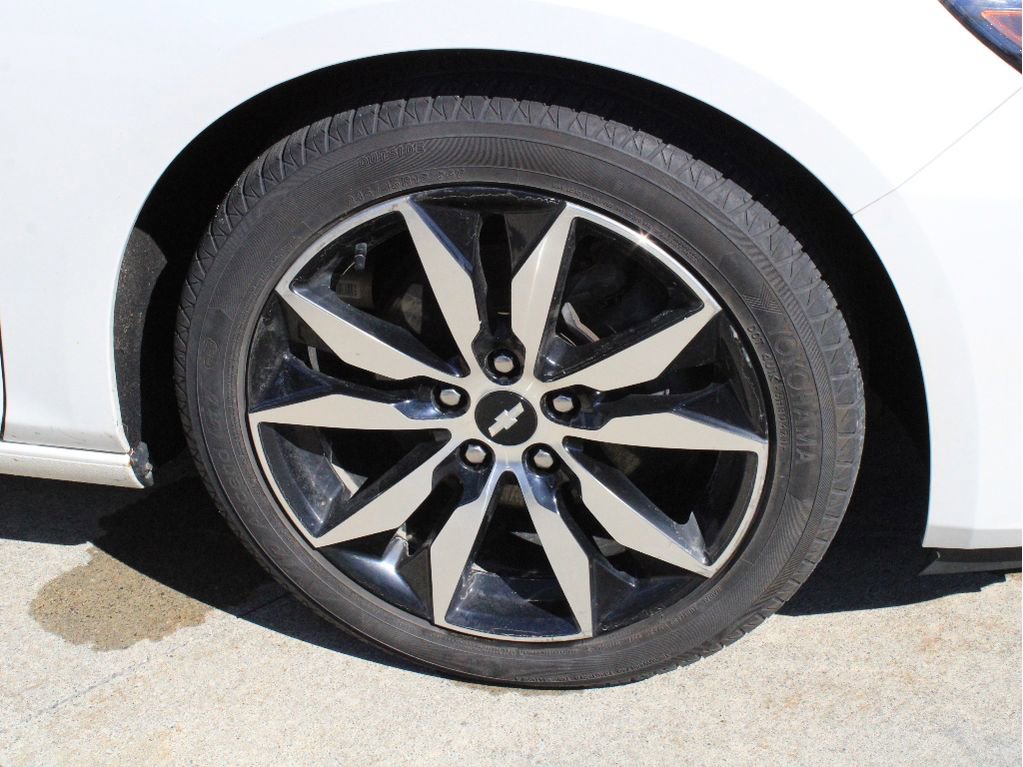 Used 2017 Chevrolet Malibu LT w/ Leather Package FWD image 8
