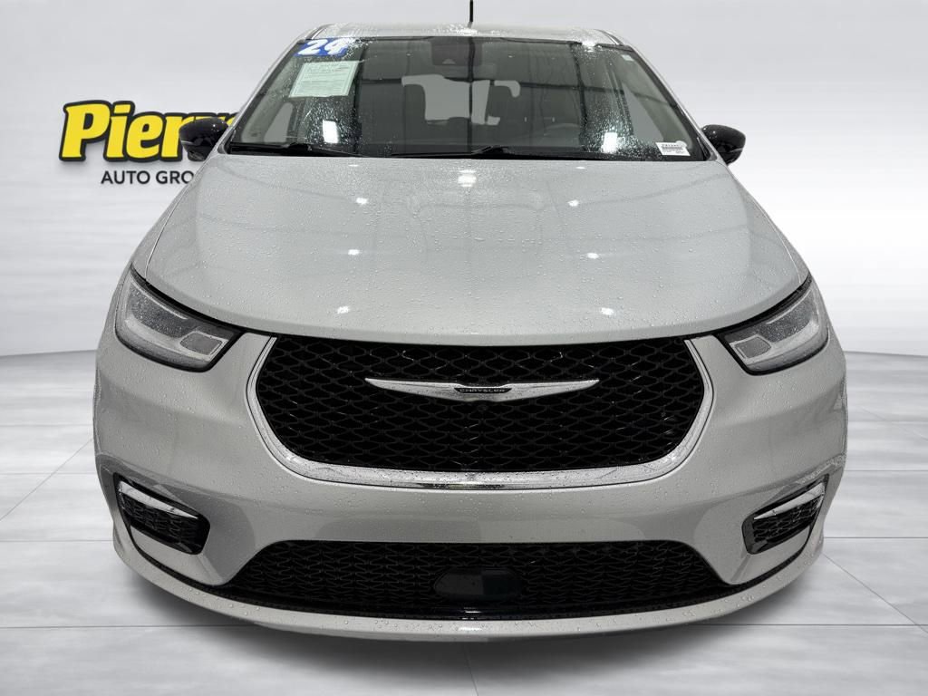 Used 2024 Chrysler Pacifica Touring-L FWD image 9
