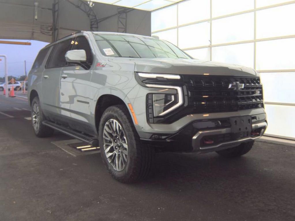 Used 2025 Chevrolet Suburban Z71 AWD/4WD image 4