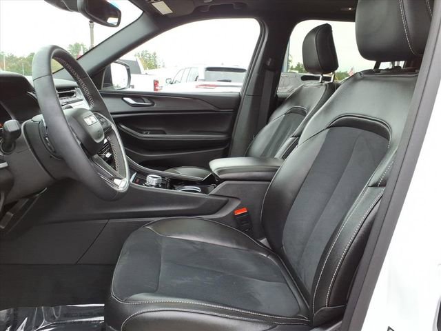 Used 2023 Jeep Grand Cherokee Altitude image 5