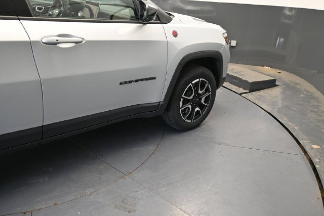 Used 2025 Jeep Compass Trailhawk AWD/4WD image 22