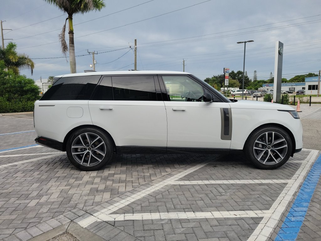 New 2027 Land Rover Range Rover Long Wheelbase SE AWD/4WD image 6