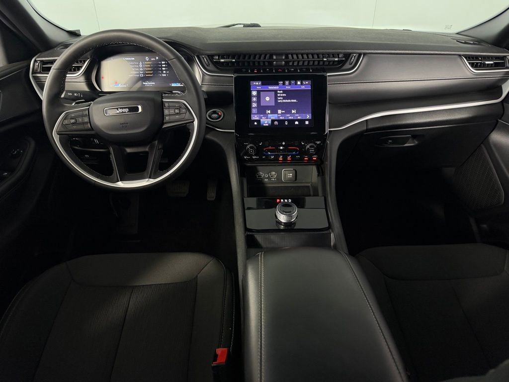 Used 2025 Jeep Grand Cherokee Laredo w/ Luxury Tech Group I image 14