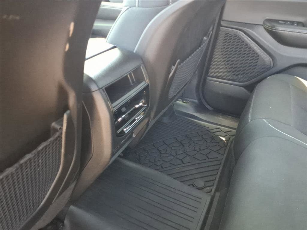 Used 2025 Jeep Grand Cherokee Laredo w/ Luxury Tech Group I AWD/4WD image 9