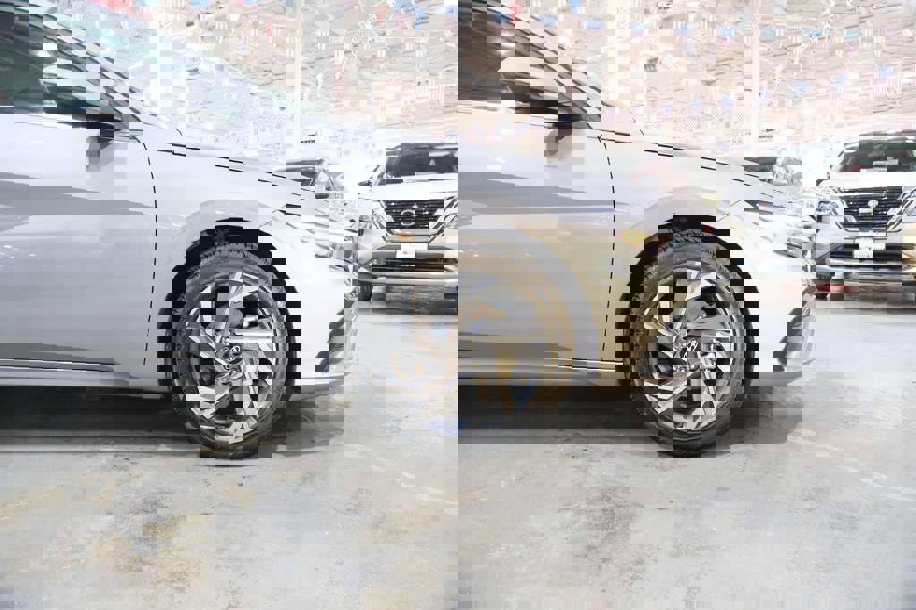 Used 2024 Hyundai Elantra Limited image 14