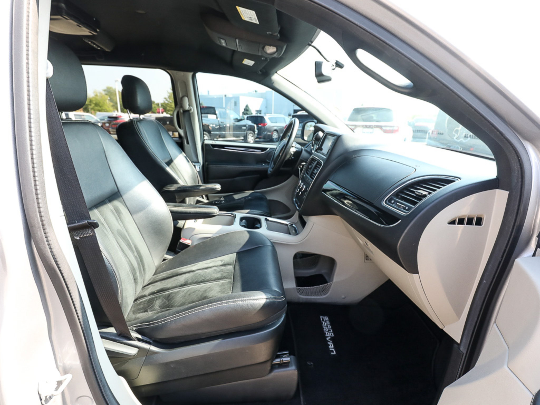 Used 2017 Dodge Grand Caravan SXT FWD image 21