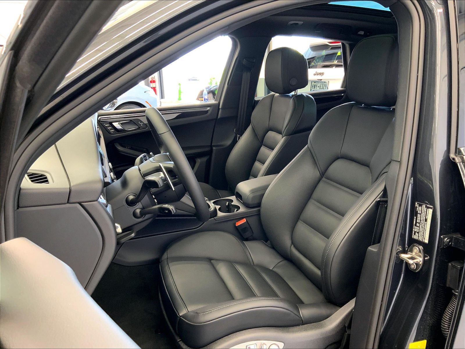 Certified 2026 Porsche Macan AWD/4WD image 5