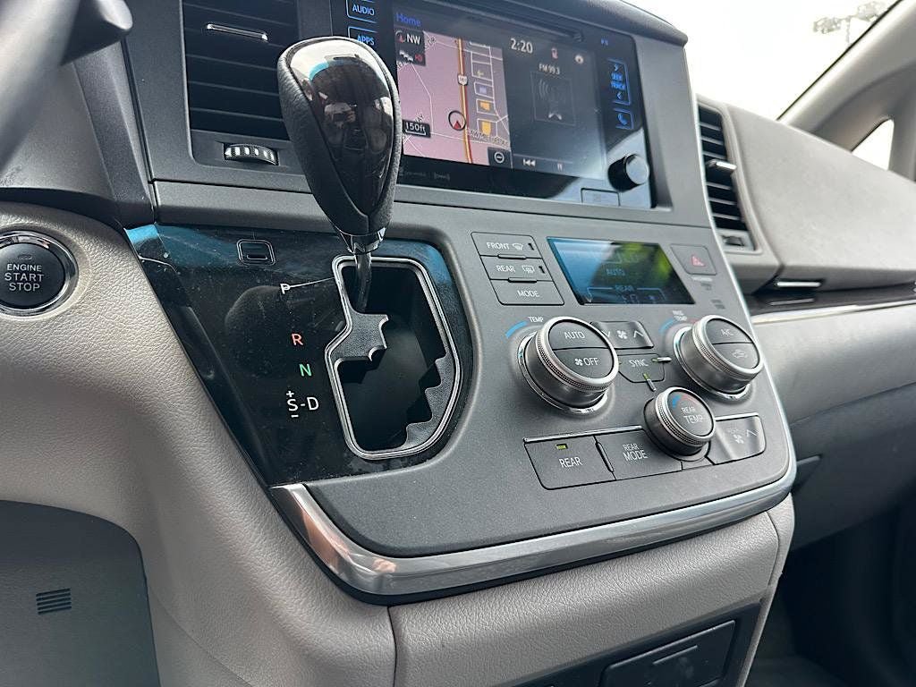 Used 2017 Toyota Sienna XLE Premium FWD image 26