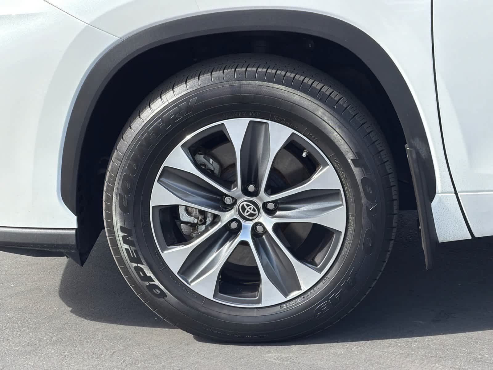 Used 2022 Toyota Highlander XLE FWD image 31