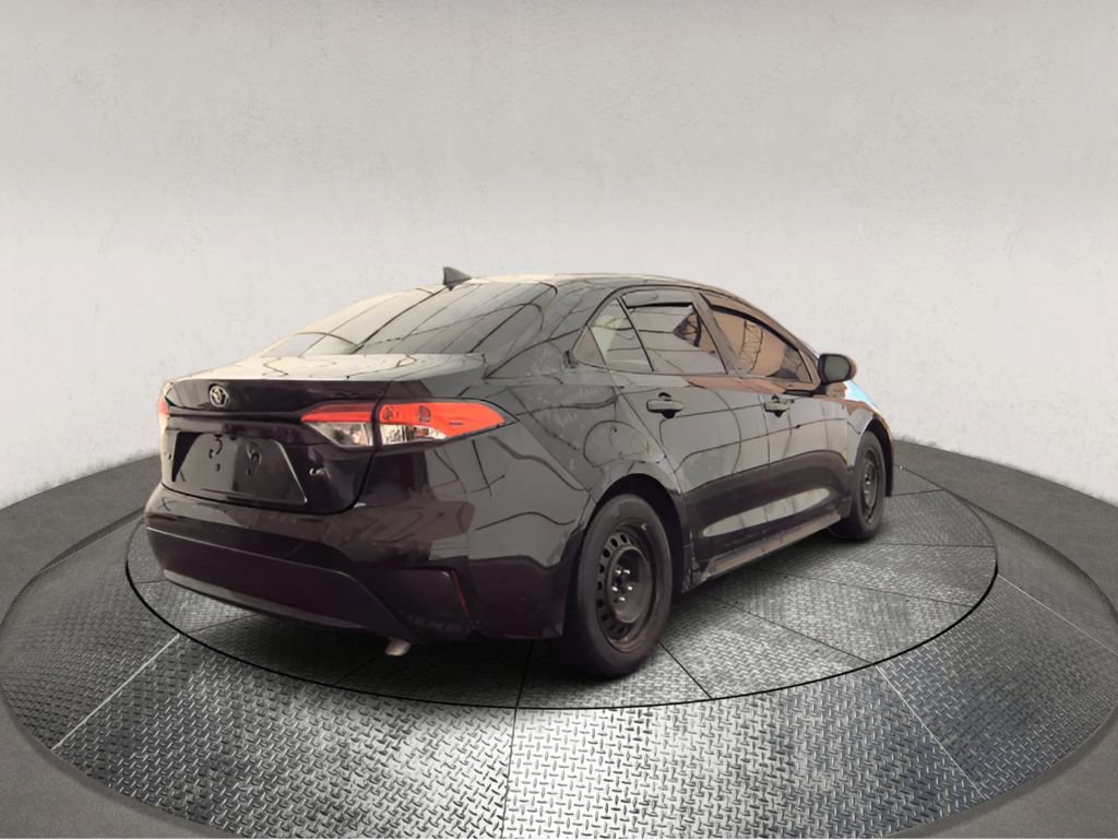 Used 2022 Toyota Corolla LE image 2